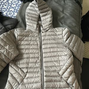 Long light grey puffer light weight jacket !